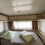 Wohnwagen Mit Vorzelt Kemping *